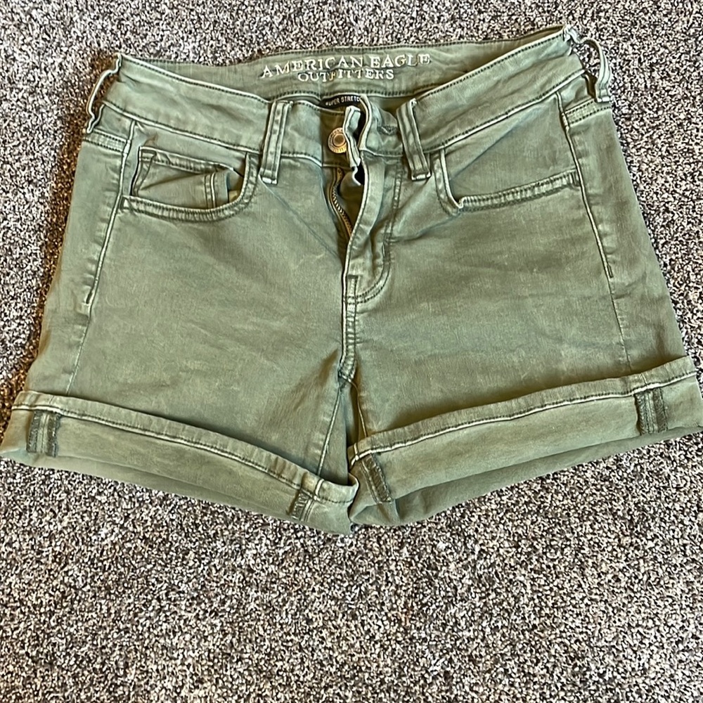 American Eagle hunter green women’s jean shorts.  Size 2. Great condition
